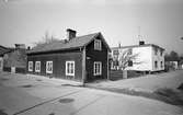 Exteriör av bostadshus på Paradisgränd. Staket och trädgård.
Fotografens anteckning: Dokumentation av fastigheter i kvarteren söder och norr om ån_Bilder och beskrivning finns på Arboga Museum