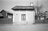 Äldre bebyggelse. Exteriör mot gatan. Bostadshus och trädgårdar.
Fotografens anteckning: Dokumentation av fastigheter i kvarteren söder och norr om ån. Bilder och beskrivning finns på Arboga Museum.
Miljö.