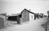 Exteriör. Bostadshus och garagelänga.
Fotografens anteckning: Dokumentation av fastigheter i kvarteren söder och norr om ån. Bilder och beskrivning finns på Arboga Museum.
Äldre bebyggelse. Miljö.