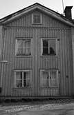Träfastighet på Magasingränd. Gavel på ett tvåvåningshus med vind. Se även bild 03043.
Dokumentation av fastigheter i kvarteren söder och norr om ån. Bilder och beskrivning finns på Arboga Museum.