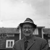 Doktor Bernhard Garsten, Medåker.
Porträtt på man, med hatt, troligen framför sitt hus.