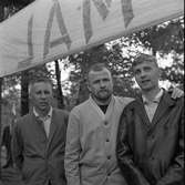 EK-skytte, segrande lag består av Tallkvist, Lundegren och Törnkvist.
Tre män, klädda i jackor, utomhus under en mål-skylt.