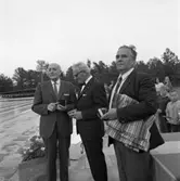 Ekbacksbadet invigs.
Intill utomhusbassängen står Harald Larsson (kallad 