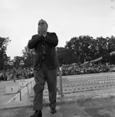 Invigning av Ekbacksbadet. Här har kommunalrådet Nils Brodin tagit sig upp ur bassängen sedan han blivit islängd!