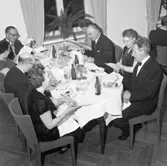 Festklädda kvinnor och män på jubileumsfest hos Elektrikerförbundets Arbogaavdelning.