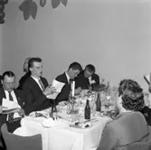 Elektrikerförbundets Arbogaavdelning firar jubileum med middag. Mannen längst till höger är Stig-Arne Pettersson. Män och kvinnor vid dukat bord. Dekorationer på väggen.