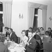 Elektrikerförbundets Arbogaavdelning firar jubileum. Män och kvinnor intar en måltid vid dukade bord. Mannen som ser in i kameran, är Johansson från Medåker.