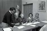 FCO-kurs
Torbjörn Harling längst till vänster förklarar för en man och tre kvinnor som sitter vid ett bord. En man står bakom dem och ser på.