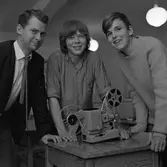 Filmgrupp på Stureskolan. Läraren heter Leif Ullström och eleverna är Kenneth Jansson och Claes Wadsten. 
(Kenneth spelar i bandet Don Pedro).
De står intill en filmprojektor som står på en skolbänk.