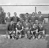 Laguppställning för stadsfullmäktige. De ska spela fotboll mot kyrkofullmäktige (se bild AKF-04199)
Stående, från vänster: Karl Matsson, Åke Öhling, Gustav Danielsson, Jonas Carlsson, Sven Moberg och Sven Hedlund.
Sittande, från vänster: Thorvald Ernulf, Nils Brodin, Ewert Skoglund, Ingvar Johansson och Karl-Axel Jansson.
Reinhold Carlssons text till denna bild:
Ett evenemang väl värt att infoga i Arbogas kommunalpolitiska historia såväl som i den mera sportbetonade. De båda fullmäktige, stads-och kyrko-, hade enats om ett möte för att avgöra vilka av de förtroendevalda som var de verkliga mästarna i lagsporten fotboll. tisdagen den 30 juni 1953 skulle det alltså avgöras. Sturevallen var matcharéna och till domare var Harald 