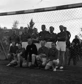 Stadsfullmäktiges laguppställning i fotbollsmatchen mot Lions Club
Stående, från vänster: Gustav Danielsson, Jonas Carlsson, Bertil Karlsson, Olle Göransson, Nils Brodin och okänd
Sittande, från vänster: okänd, okänd, Folke Pettersson, Karl Matsson och okänd