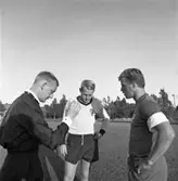 Fotboll på Sturevallen. Domaren singlar slant.
ASIF, Arboga Södra IF