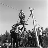 Friluftsfrämjandet ordnar TVM, Tre VildmarksMål.
Åke Westh åker linbana.