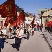 Första maj. Demonstrationståg på Kapellbron. Längst till vänster ses Börje Sturk.
Människor marscherar med röda fanor och plakat.
I bakgrunden ses kvarteret Stadsgården till vänster och Kungsgården till höger.
socialdemokrater
Socialdemokrater.