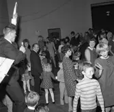 FCTF har julgransplundring. Alla åldrar dansar ringlekar. Kurt Gren är dansledare. Mannen framför honom, är Lärnemark (som arbetar på underhållsavdelningen). Bakom honom står Margareta Lindberg.
Försvarets Civila TjänstemannaFörbund
Centrala Verkstaden Arboga