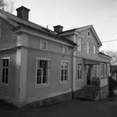 Gamla ålderdomshemmet rustas. En man står i fönstret och skrapar färg.
Exteriör.
(Omgjort till dagis/förskolan Sörgården, 1980-talet)