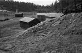 Garage vid Lindersdal
På bilden ses även ett boningshus och bilar på vägen. Skog i bakgrunden.