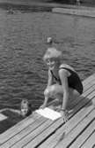 Gerd Kjellberg är simlärarassistent vid Villagatsbadet. Hon ansvarar för alla simmärkesprov. Flickan i vattnet heter Lena Persson.