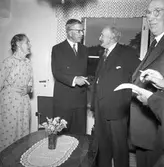 Konung Gustaf Vl Adolf är på Eriksgata. Här besöker han det första pensionärshemmet i kvarteret Stabbaren. Det äldre paret, som får kungligt besök, är Albertina och Oscar Teodor Carlsson (