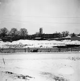Gäddgårdsskolan byggs.
Arbogaån skymtar till vänster i bild.