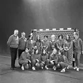 Damernas laguppställning i handboll framför målet.
Stående, från vänster: Gösta Jansson (lagledare), Lars-Olov Hellberg (massör), Marianne Åberg (gift Sjöberg), Gun-Britt Lööw (gift Liljehammar), Rose-Marie Ljungdahl (gift Larsson), Ann-Britt Gustavsson (gift Nordlöf), Inga-Britt Kühne (gift Söderqvist), Ann-Christine Nilsson (gift Fredriksson) och Lennart Svensson (tränare)
Sittande, från vänster: Kerstin Blomén, Eva Jansson (gift Holmqvist), Kerstin Hahne (gift Andersson), Eva Nyberg och Monica Karlsson (gift Westerman)