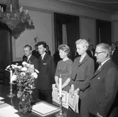 Hantverksföreningen delar ut mästarbrev till herrfrisörer och damfrisörskor. Platsen är kommunfullmäktigesalen på Rådhuset.
Från vänster: Nils-Erik Johansson, Rolf Eriksson, Kerstin Blomström, Ulla Johansson och Axel Fritiof Strandberg (kallad 