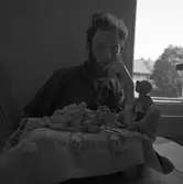 Keramiker Gösta Gräs med en skulptur.