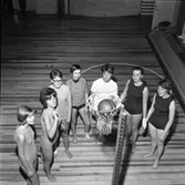 Korgboll/Basket i Engelbrektskolan. Flickor samlade runt basketkorgen.
Från vänster: Eva-Lena Sigge, Inga-Britt Kühne, okänd, Gunnel Grönkvist, Åsa Celander eller Christina Öman?, okänd och möjligen Gunilla Jonsson