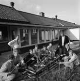 Korvgrillning vid elevhemmet på Ekbacken
Elevhemmet drevs av KFUM på uppdrag av CVA. Startade 1948 och lades ner 1969.