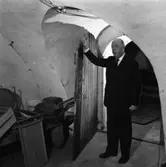 Källarmästaren på Stadskällaren, Gustav Adolf Persson, inspekterar förråden