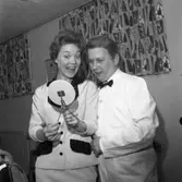 Lokalrevyn 1959
Kvinna och man med spegel och hårborste