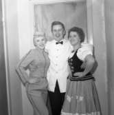 Lokalrevyn 1959
Kvinnan i piccolodräkten kan vara Ann-Sofie Zetterberg och kvinnan i tyrolerkläderna är Vastie Fager.