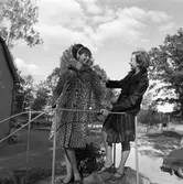 Mannekäng visar en djurmönstrad kappa. Bredvid står Britt-Marie Utterström från Ateljé Touché.
Britt-Marie drev ateljen tillsammans med Marianne Rosenkvist.