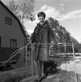 Mode. En kvinna visar en djurmönstrad kappa.
Den kan vara från Ateljé Touche