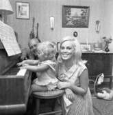 Familjen Ström vid pianot hemma hos Ingrid och Einar Pettersson.
Pappa Rune, mamma Margareta och dottern Fredrika 