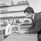 Matematik-klinik. En flicka och en manlig lärare.