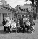 Real-jubileum. Klassträff.
Stående, från vänster: Birgitta Strandberg (gift Källum), Lisbeth Ohlsson, Margareta Engström (gift Melin), Kerstin Jonsson (gift Strömberg), Birgitta Eliasson (gift Ström), Rigmor Stridsberg, Christina Key-Åberg (gift Ernstsson), Anna-Britta Holgersson (gift Urby) och Ingegerd Pettersson (gift Axelsson).
Sittande, från vänster: Lennart Källum, Arne Bjelke, Gösta Lindberg, Bo Kristoffersson, Ingvar Knutsson och Roland Abrahamsson.