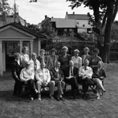 Real-jubileum. Klassträff.
Stående, från vänster: Birgitta Strandberg (gift Källum), Lisbeth Ohlsson, Margareta Engström (gift Melin), Kerstin Jonsson (gift Strömberg), Birgitta Eliasson (gift Ström), Rigmor Stridsberg, Christina Key-Åberg (gift Ernstsson), Anna-Britta Holgersson (gift Urby) och Ingegerd Pettersson (gift Axelsson).
Sittande, från vänster: Lennart Källum, Arne Bjelke, Gösta Lindberg, Bo Kristoffersson, Ingvar Knutsson och Roland Abrahamsson.