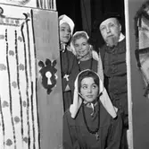 Revygänget repeterar. På Trettondagsafton är det premiär, på Folkan, med 