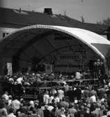Statsminister Olof Palme talar på 550-årsjubileet av Sveriges första riksdag. På scenen sitter drottning Silvia, kung Carl XVl Gustaf, talman Ingemund Bengtsson och Bertil Karlsson (skymd).
Journalisterna filmar och fotograferar. Allmänheten trängs på Stora torget. Scenen är uppförd på rådhusets innegård. Ovanför scenen är en tältkupol monterad.
Riksdagsjubileet 1985