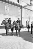 Två poliser till häst och fler patrullerande poliser utanför rådhuset.
Riksdagen 550 år ska firas i Arboga. Kungaparet och diverse riksdagsledamöter är på ingående.