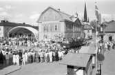 Riksdagsjubileet 1985.
550-årsminnet av Sveriges första riksdag firas i Arboga.
Ett tält är spänt över en scen på rådhusets innegård. På en skylt står det 