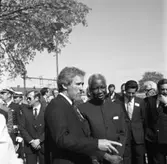 Riksdagsjubileet 1985. Arbogas kommunalråd, Per-Olov Nilsson, i samtal med Tanzanias president, Julius Nyerere.
Många höga politiker har rest till Arboga, med tåg.
Två uniformsklädda poliser håller ordning.
550-årsminnet av Sveriges första riksdag firas i Arboga.