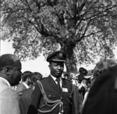 Riksdagsjubileet 1985
Höga politiker, och utländska gäster, befinner sig i Arboga för att delta i riksdagsjubileet. Det är 550 år sedan Sveriges första riksdag. 
Okänt vem denne man är, möjligen president Nyereres (Tanzania) adjutant?