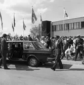 Riksdagsjubileet 1985. Lunchen är avslutad och kungaparet kliver in i bilen. Bertil Karlsson står vid passagerardörren (på bortre sidan). Polismannen, på andra sidan bilen, kan vara Georg Widén.
550-årsminnet av Sveriges första riksdag firas i Arboga. Många höga politiker, och utländska gäster, besöker Arboga denna dag.