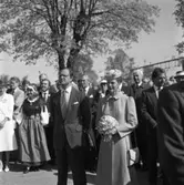 Riksdagsjubileet 1985. 
I Arboga firas 550-årsminnet av Sveriges första riksdag. Kungaparet och riksdagspolitiker gästar staden.
Till vänster ses Elsy Harrysson (ljus dräkt) och Marianne Ytterberg (folkdräkt). Bakom dem ses Ingvar Carlsson (vise statsministern) och Mats Hellström (utrikeshandelsministern)