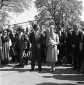 Kungaparet har anlänt till Arboga för att delta i riksdagsjubileet. Det är 550 år sedan Sveriges första riksdag. Till vänster ses Marianne Ytterberg (i folkdräkt) och till höger Per-Olov Nilsson.