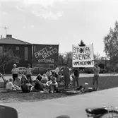 En protestgrupp mot vapenexport demonstrerar i samband med riksdagsjubileet.
550-årsminnet av Sveriges första riksdag firas i Arboga. Rikspolitiker är på plats.
På banderollerna står 