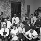 Socialdemokraterna har valvaka hemma hos Signe och Gustav Danielsson.
Reinhold Carlsson har skrivit om den här bilden:
Det har blivit tradition att samlas hemma hos Signe och Gustav Danielsson till valvaka. Så också den här valdagen i september 1962. Ett 20-tal socialdemokrater trängdes i lägenheten på Kapellgatan 31. Det jublades naturligtvis när någon i sällskapet hade kontaktat Arboga Tidnings redaktion och fått beskedet att det preliminära resultatet pekade på valseger.
Bakre raden, från vänster: Malte Göran Andersson (pappa till Olle Göransson), Kerstin Johansson (gift med Ingvar som sitter framför henne), Erik Sjöberg (rutig slips), Olle Göransson (under vägglampan), Bertil Karlsson och Allan Ludvigsson.
Mellersta raden, från vänster: Ingvar Johansson (gift med Kerstin som sitter bakom honom), Gustav Danielsson (som håller om hustrun Signe), Nils Brodin, Birgitta Lundman och Lasse Åhlin i fåtöljen.
Främre raden, från vänster: Rune Gustafsson, Signe Danielsson, Åke Öhling och Olle Åhlin (bror till Lasse).