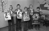 Scouter säljer majblommor. De har sina scoutskjortor och sjalar på sig och håller i affischer och klistermärken. Den fjärde scouten från vänster är Jens Gunnarsson.